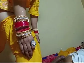 Cute bhabhi gets her acquisitive pain in the neck drilled in moisture close-up action