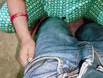 Indian bhabhi Dear Neha gets her jaws filled with Felonious load of shit